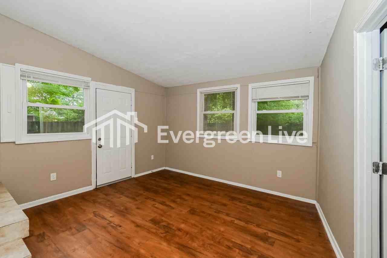 3110 Ladbrook Rd - Photo 4 of 16