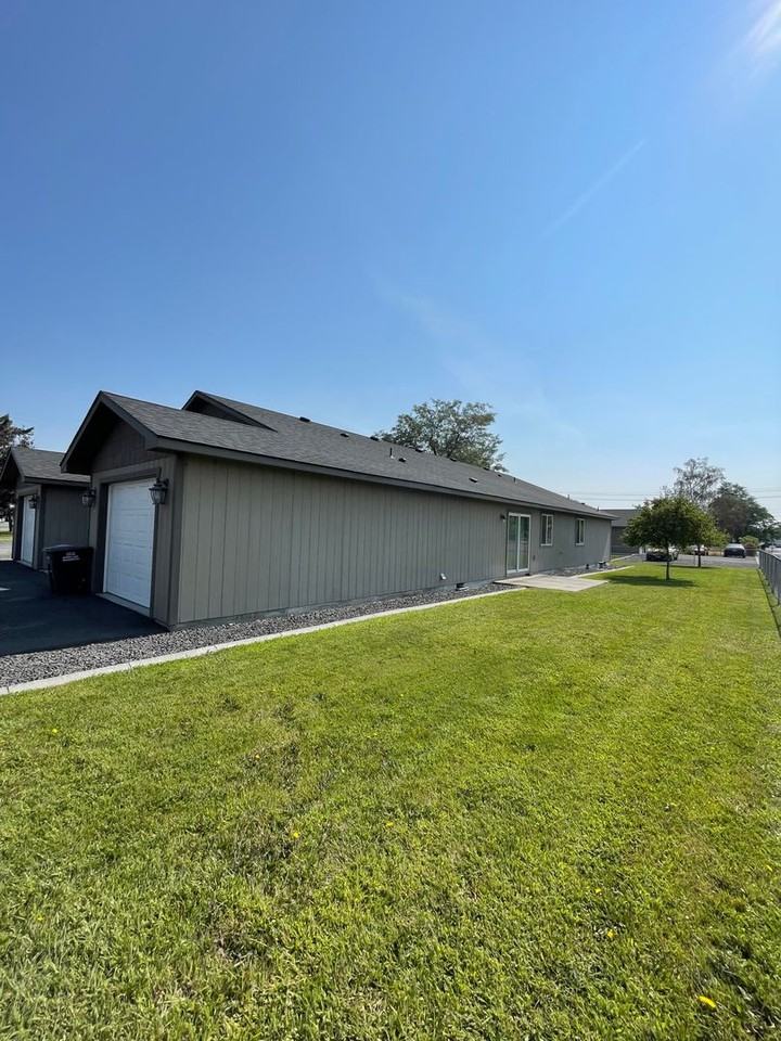 1649 W Pheasant St - Photo 4 of 24