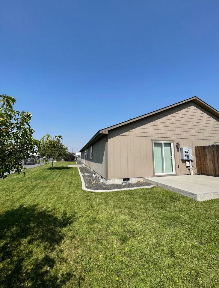 1649 W Pheasant St - Photo 5 of 24