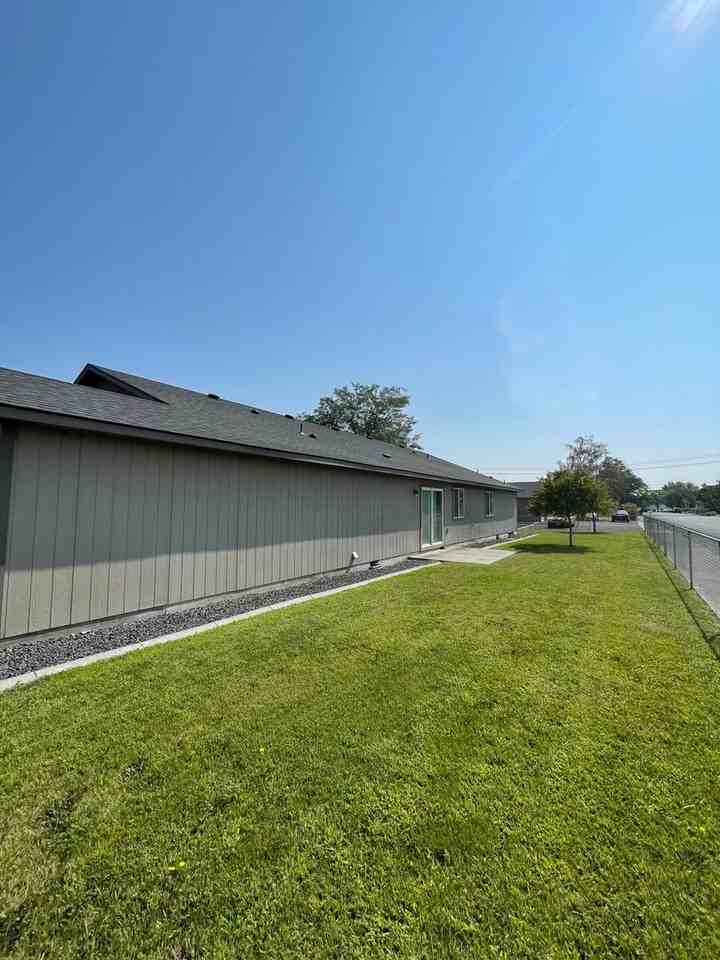 1649 W Pheasant St - Photo 6 of 24