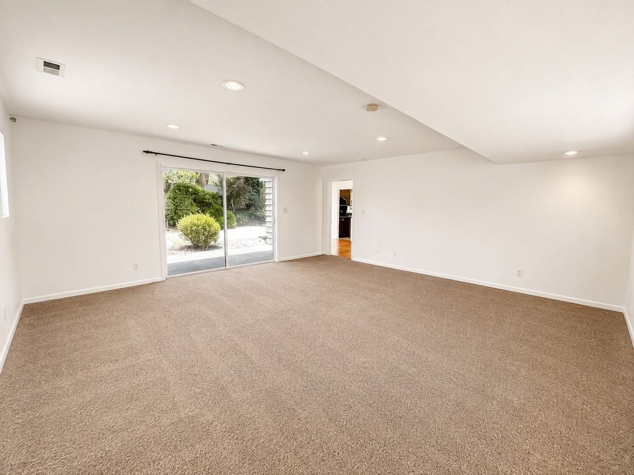 10424 Ne 17th St - Photo 4 of 23