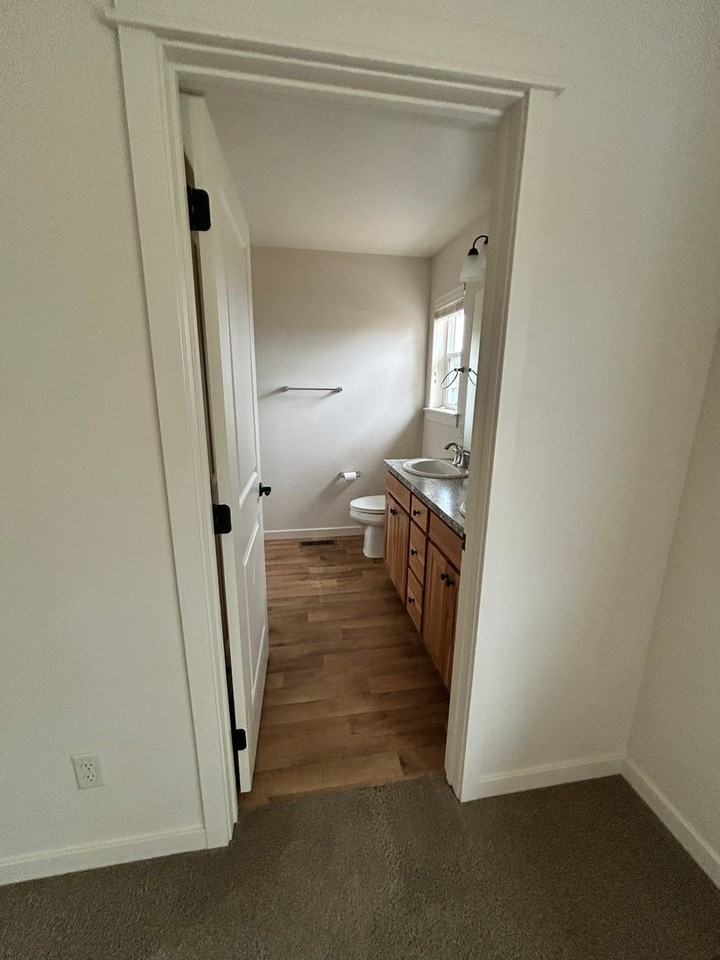 105 Centurion St - Photo 2 of 27