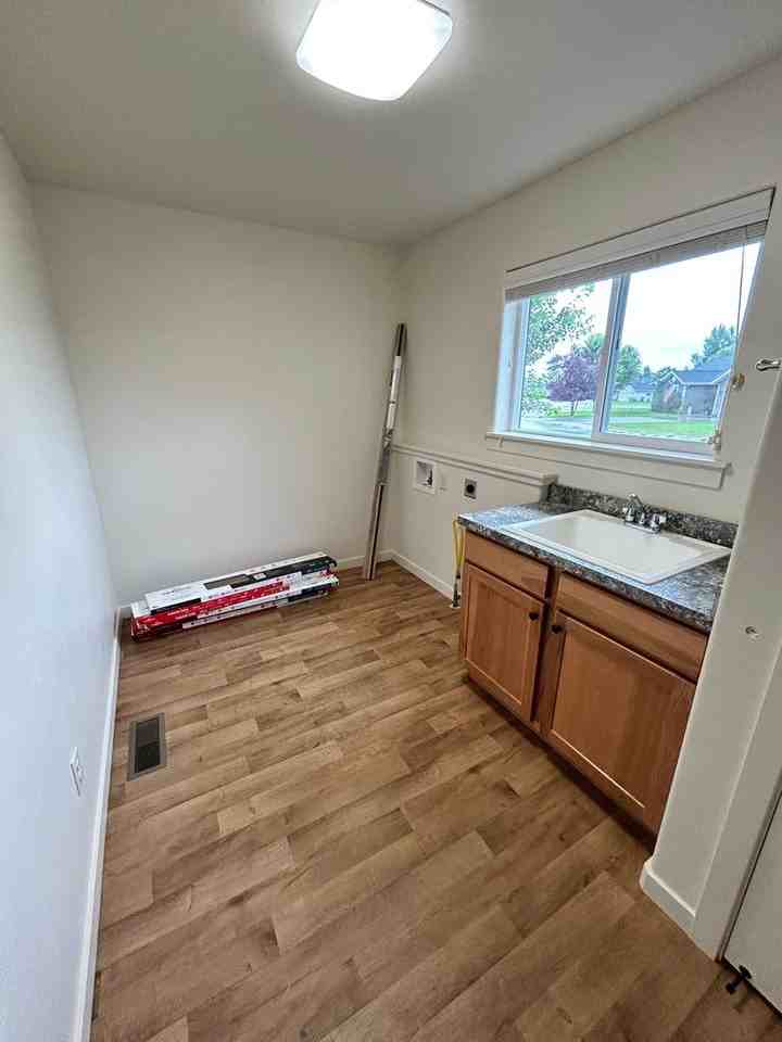 105 Centurion St - Photo 5 of 27