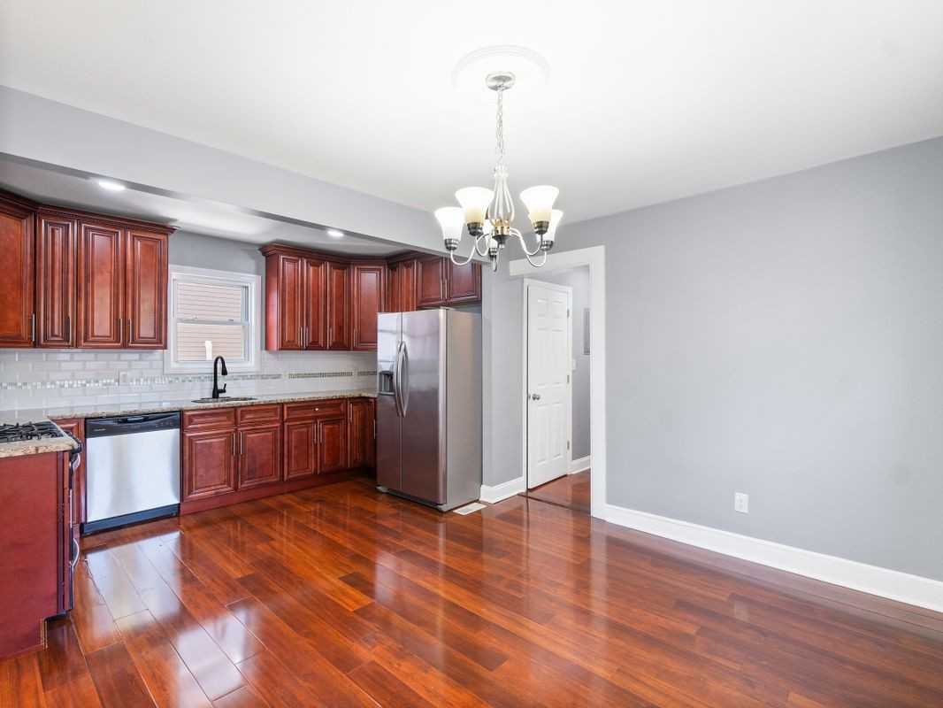 243 Franklin St - Photo 2 of 18