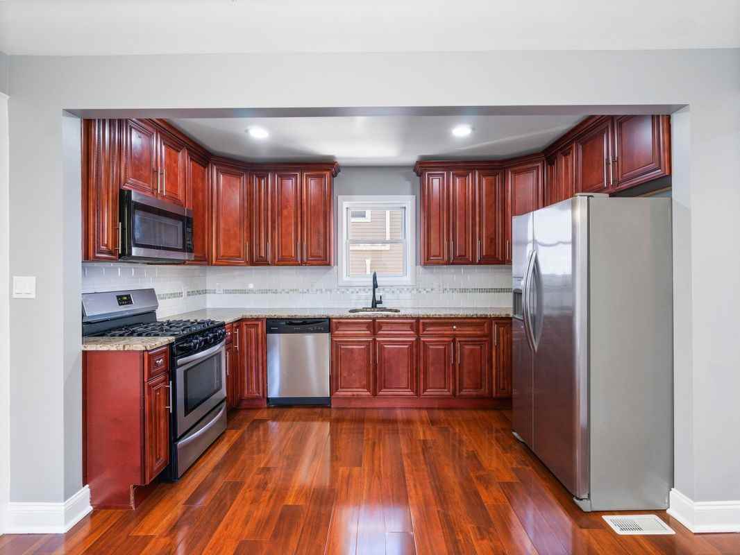 243 Franklin St - Photo 3 of 18