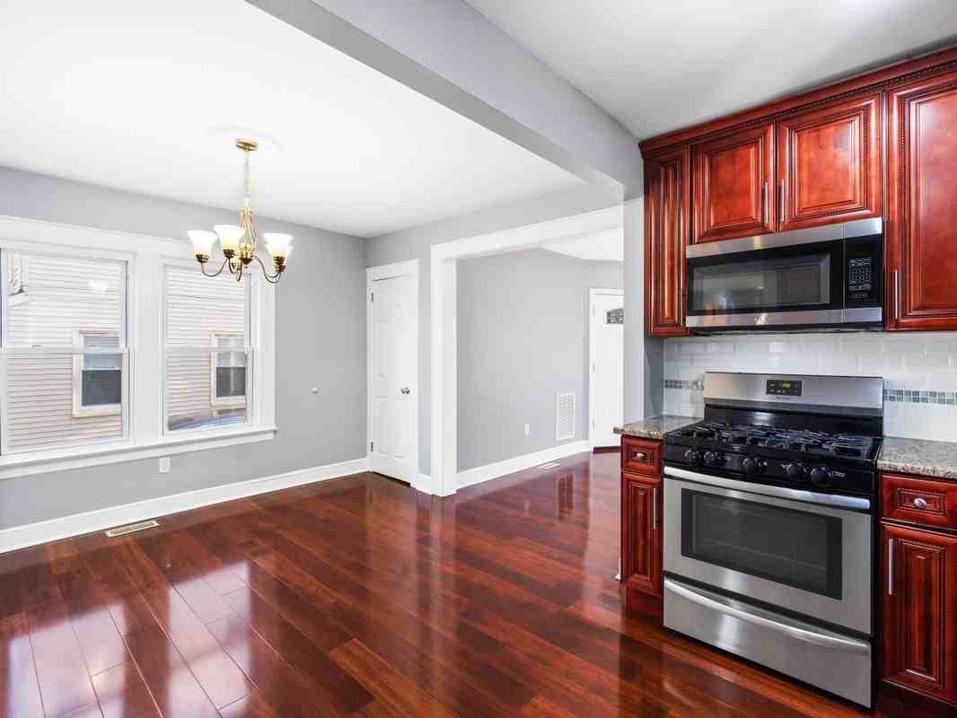 243 Franklin St - Photo 4 of 18