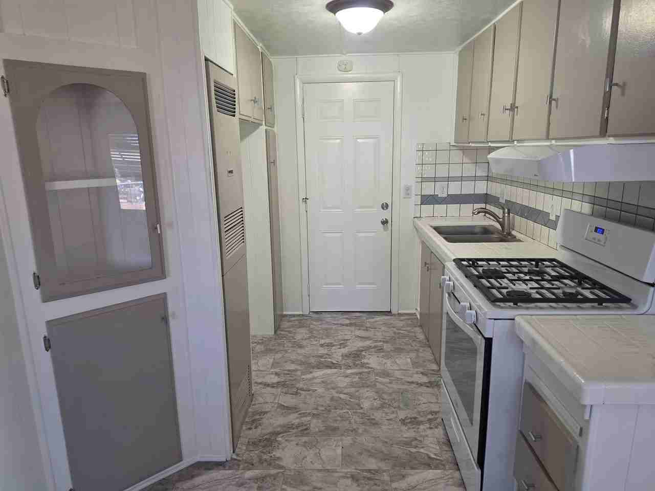 1095 Navajo Dr - Photo 4 of 10