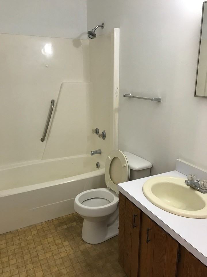812 65th Ave N #D - Photo 4 of 5