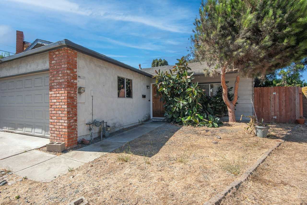 1823 Sparks Ct - Photo 2 of 21