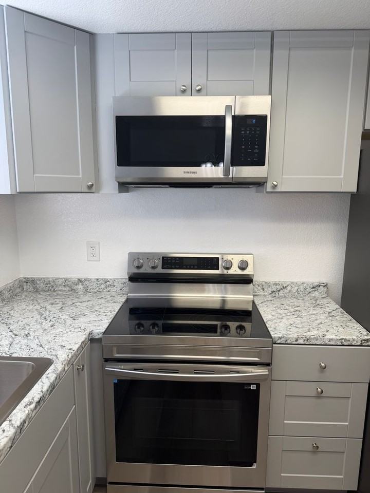 2136 Creek Ct - Photo 2 of 50