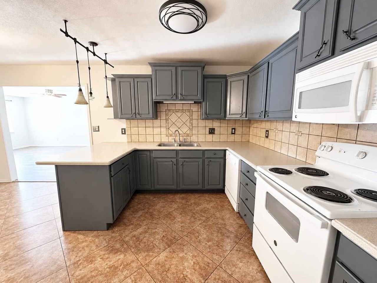 208 Cherrywood Dr - Photo 4 of 17