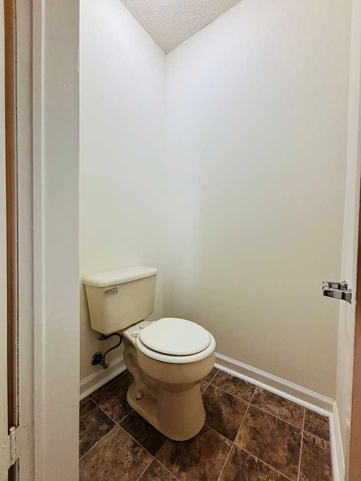 615 Green St - Photo 4 of 20