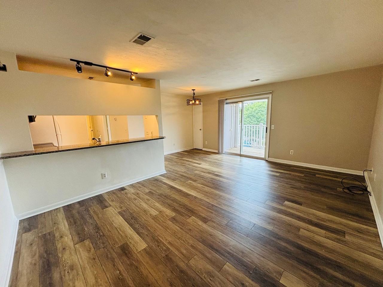 1209 University Ter Apt L - Photo 4 of 19