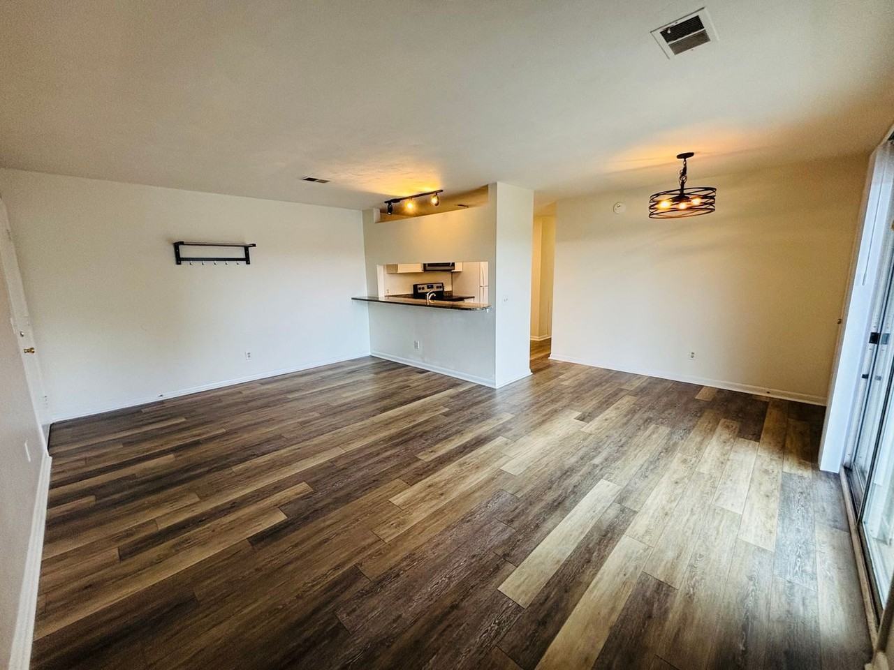 1209 University Ter Apt L - Photo 5 of 19