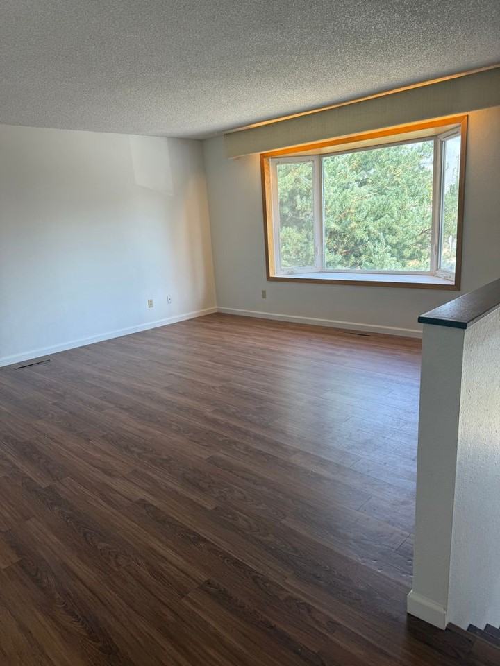 1715 Nw Deane St - Photo 2 of 17