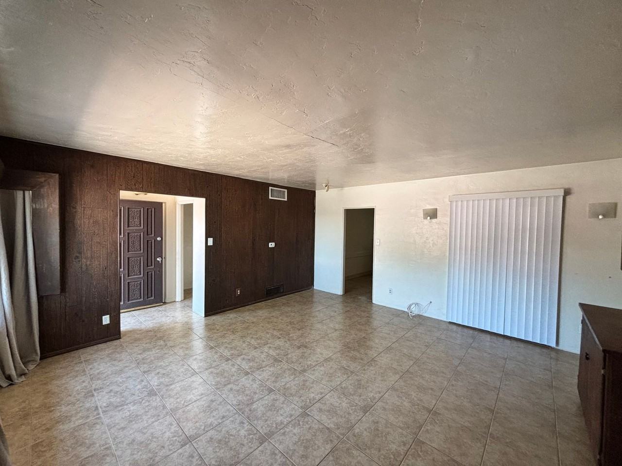 4132 E Kings Rd - Photo 3 of 10
