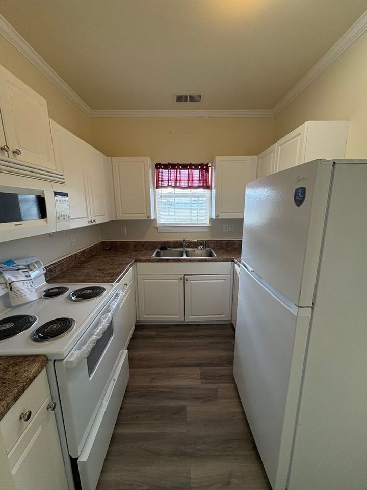 135 Yvon St - Photo 4 of 12