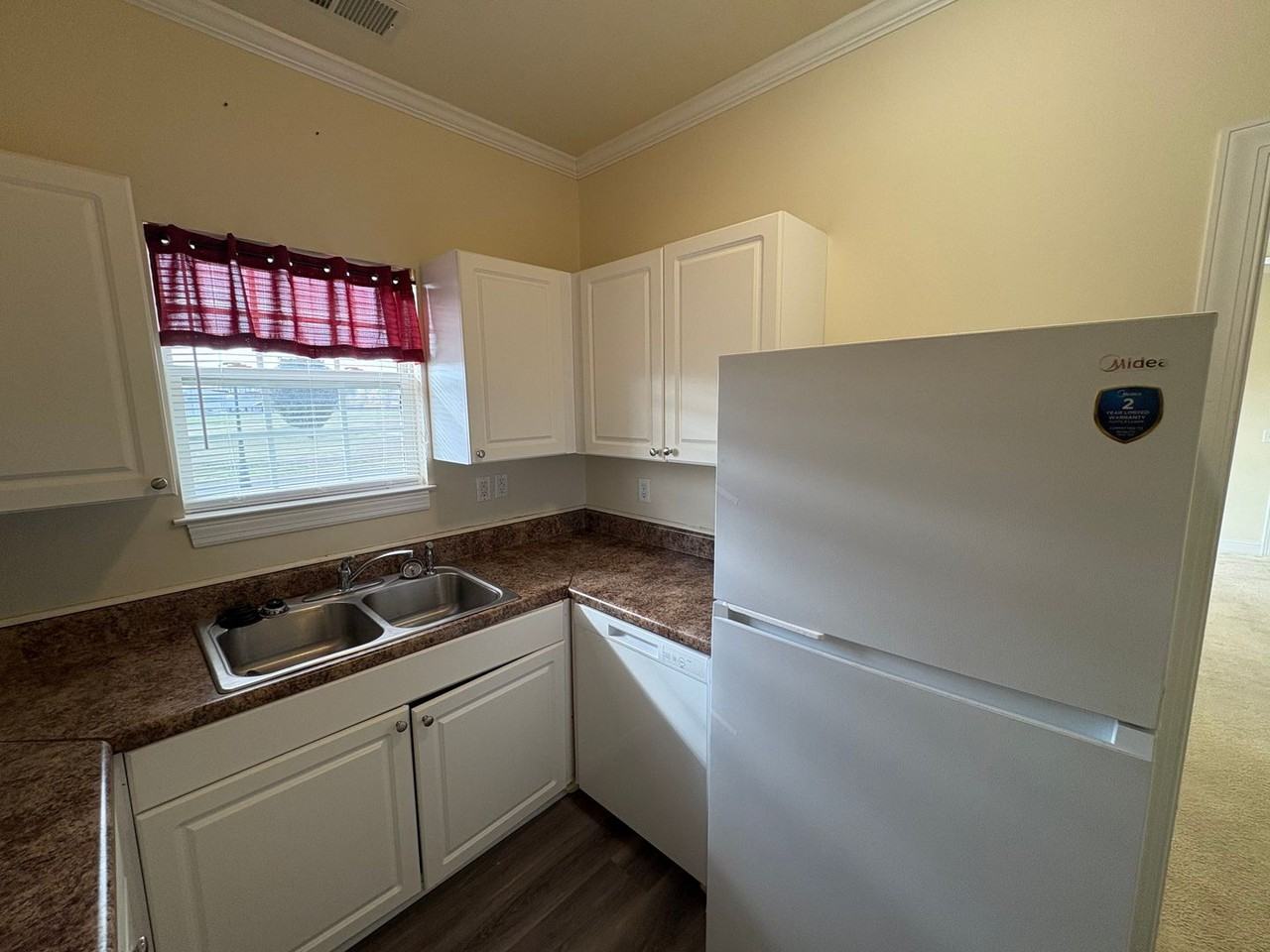 135 Yvon St - Photo 6 of 12