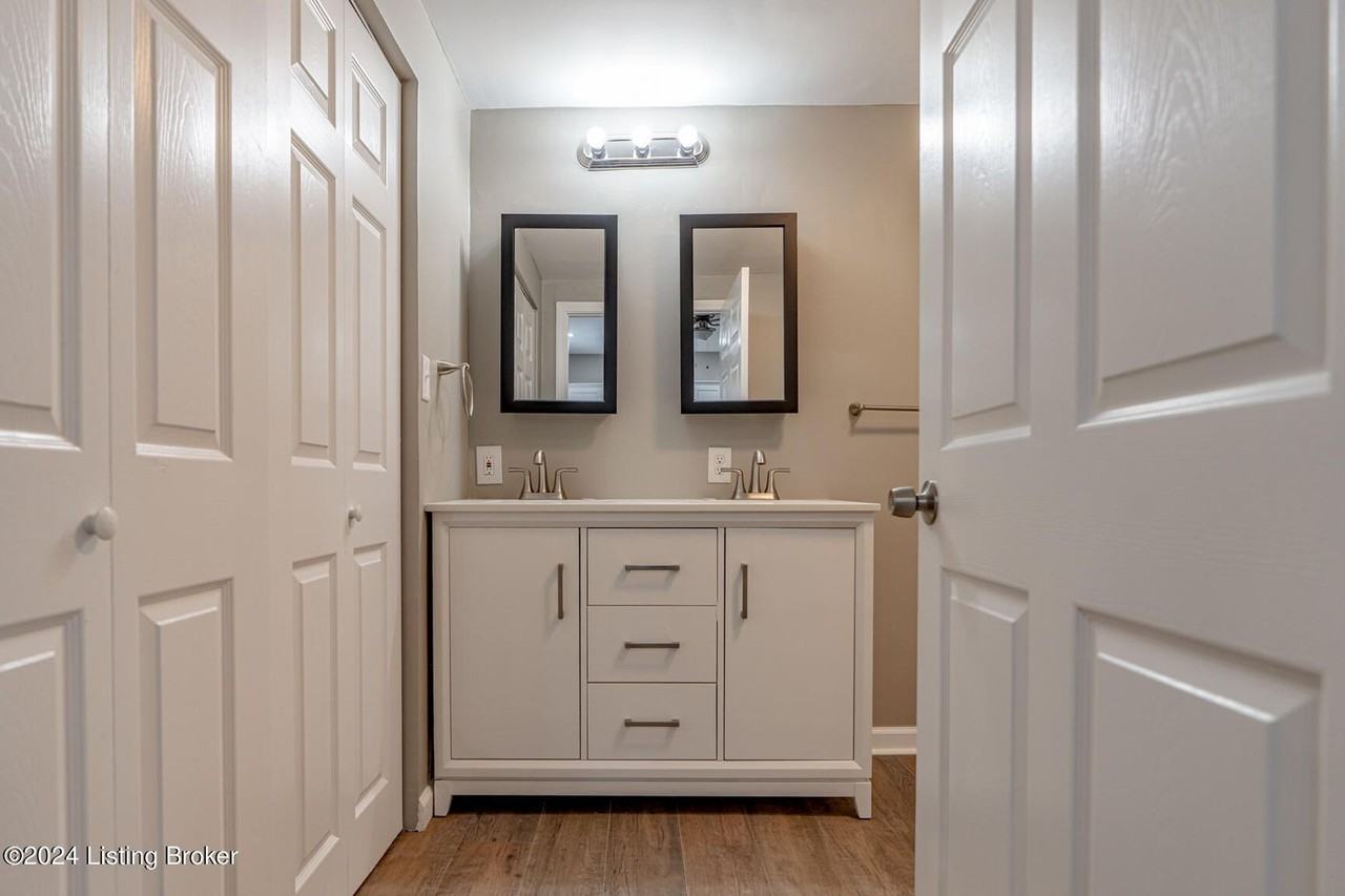 1246 Schiller Ave - Photo 2 of 12