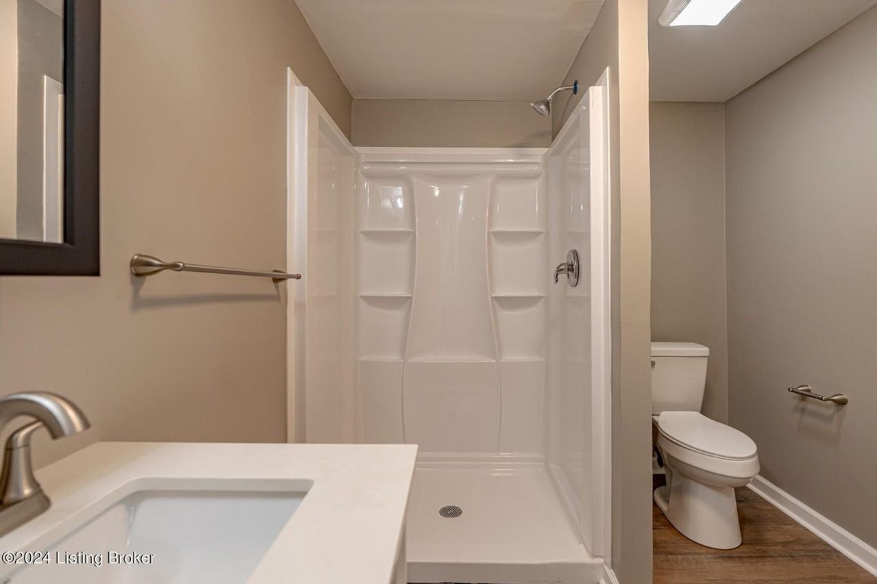 1246 Schiller Ave - Photo 3 of 12