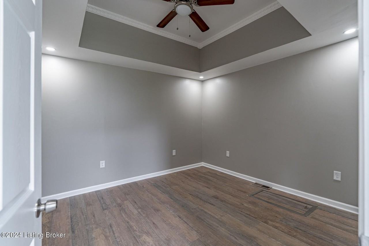 1246 Schiller Ave - Photo 5 of 12