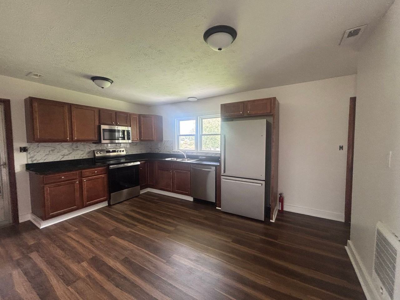 172 Sunrise Dr - Photo 3 of 11