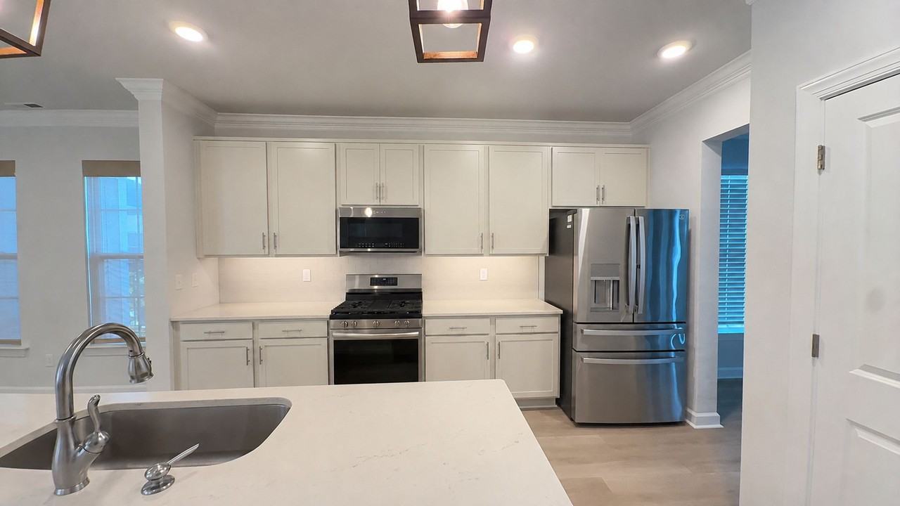 2218 Sanibel Ln - Photo 2 of 25