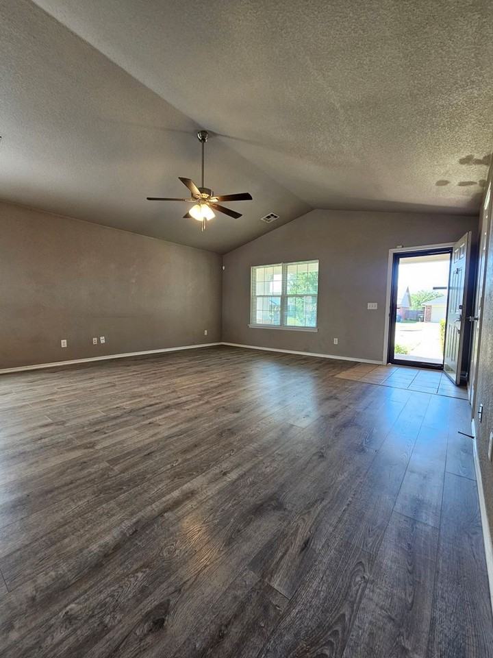 2713 Edgemere Dr - Photo 4 of 21