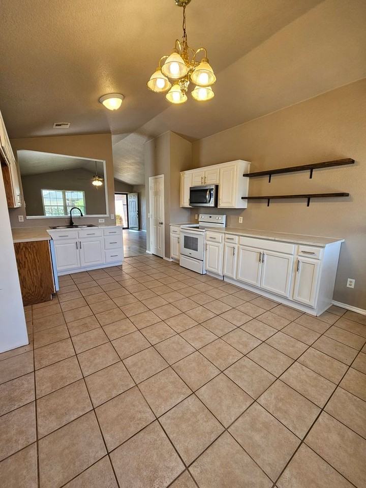 2713 Edgemere Dr - Photo 6 of 21