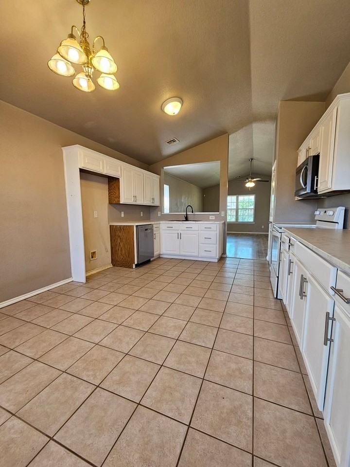 2713 Edgemere Dr - Photo 7 of 21