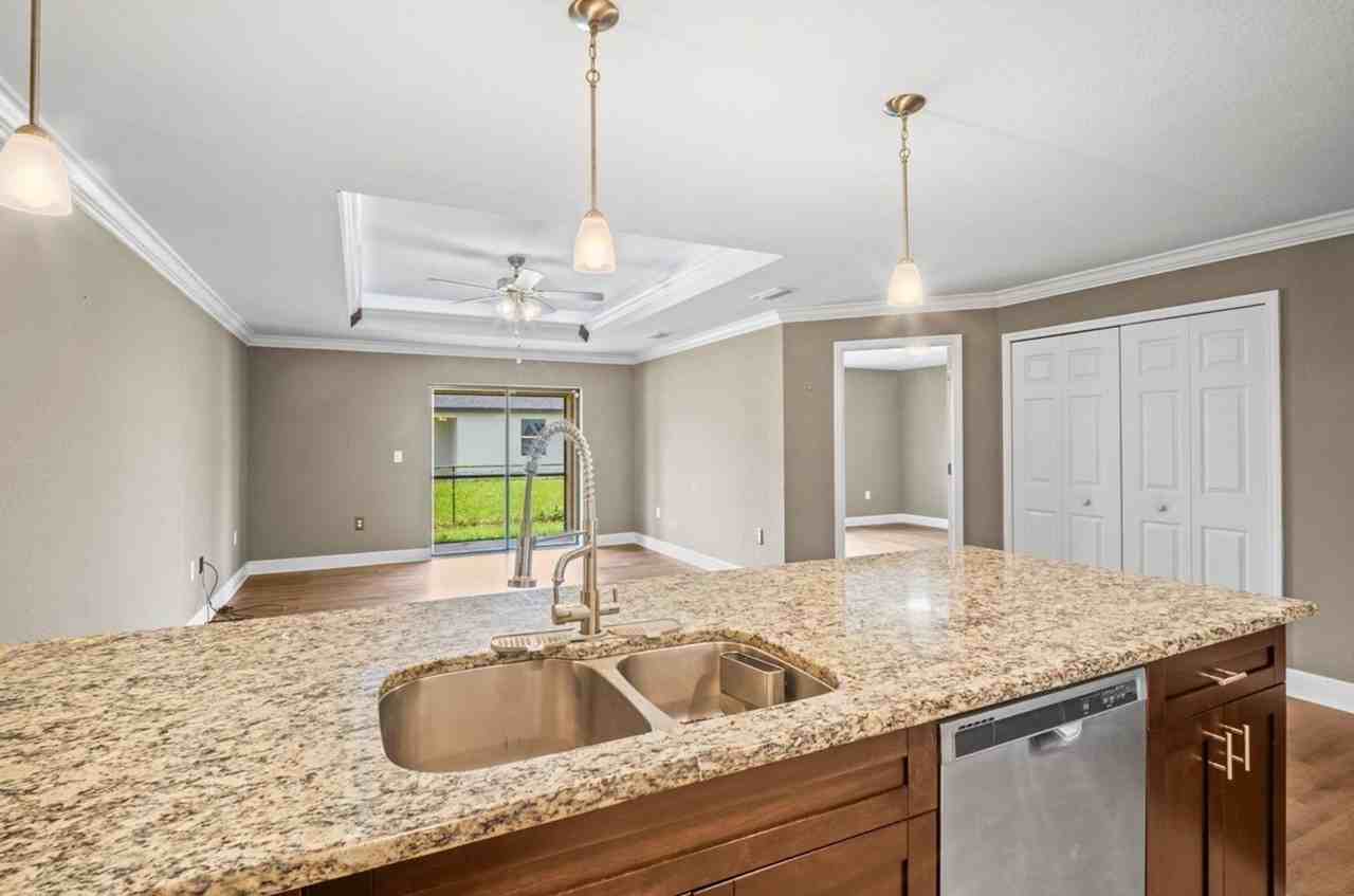 1528 Gretchen Ave S - Photo 5 of 30