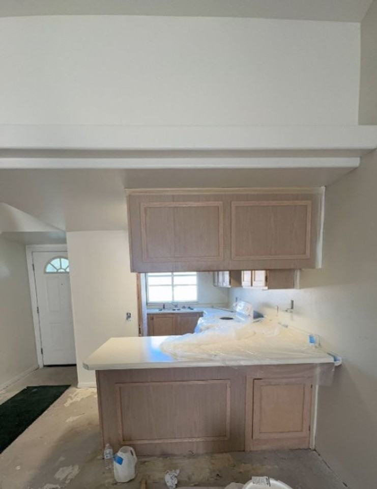 585 S 225 W - Photo 4 of 24