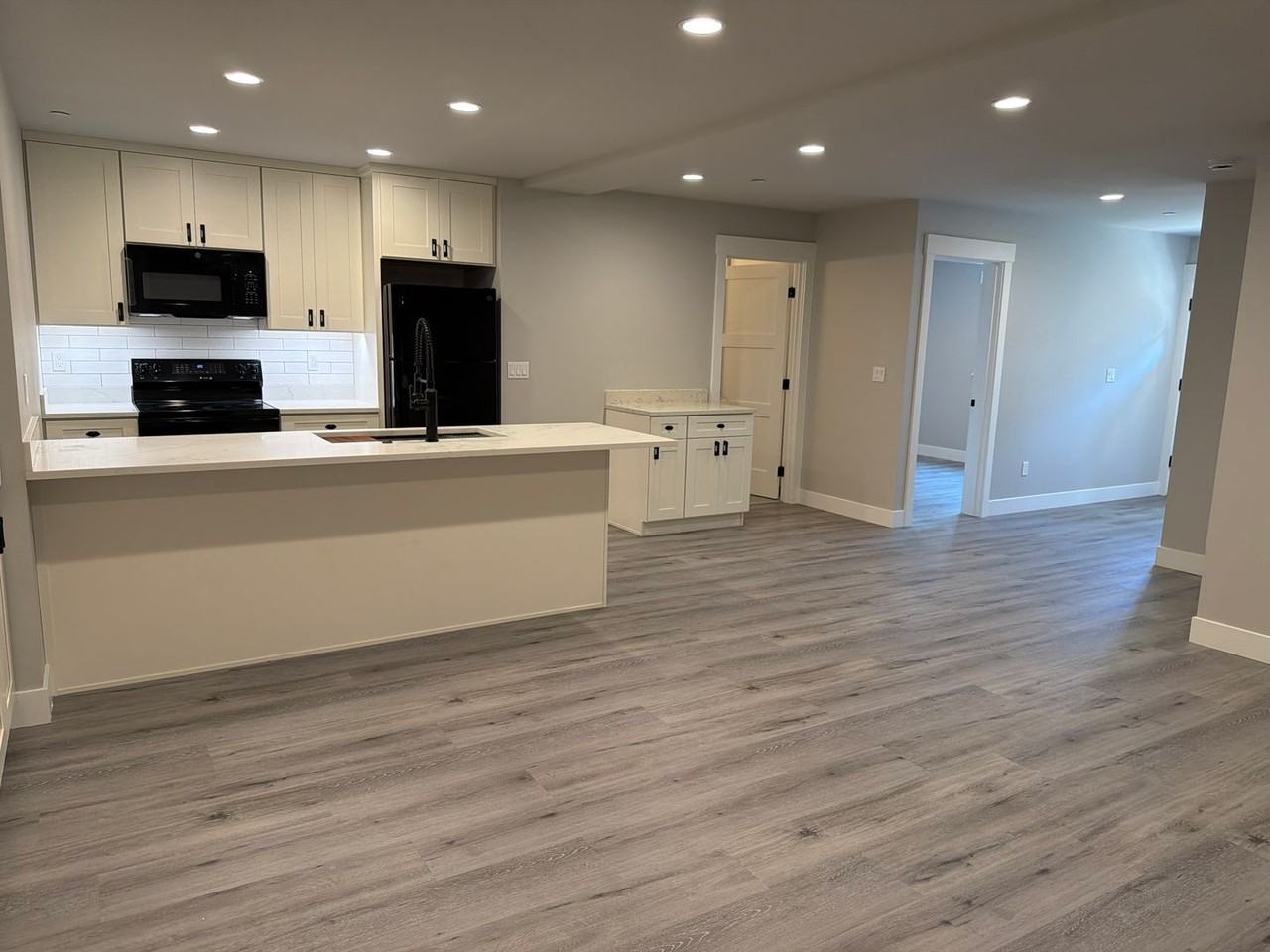 755 Daley St - Photo 3 of 21