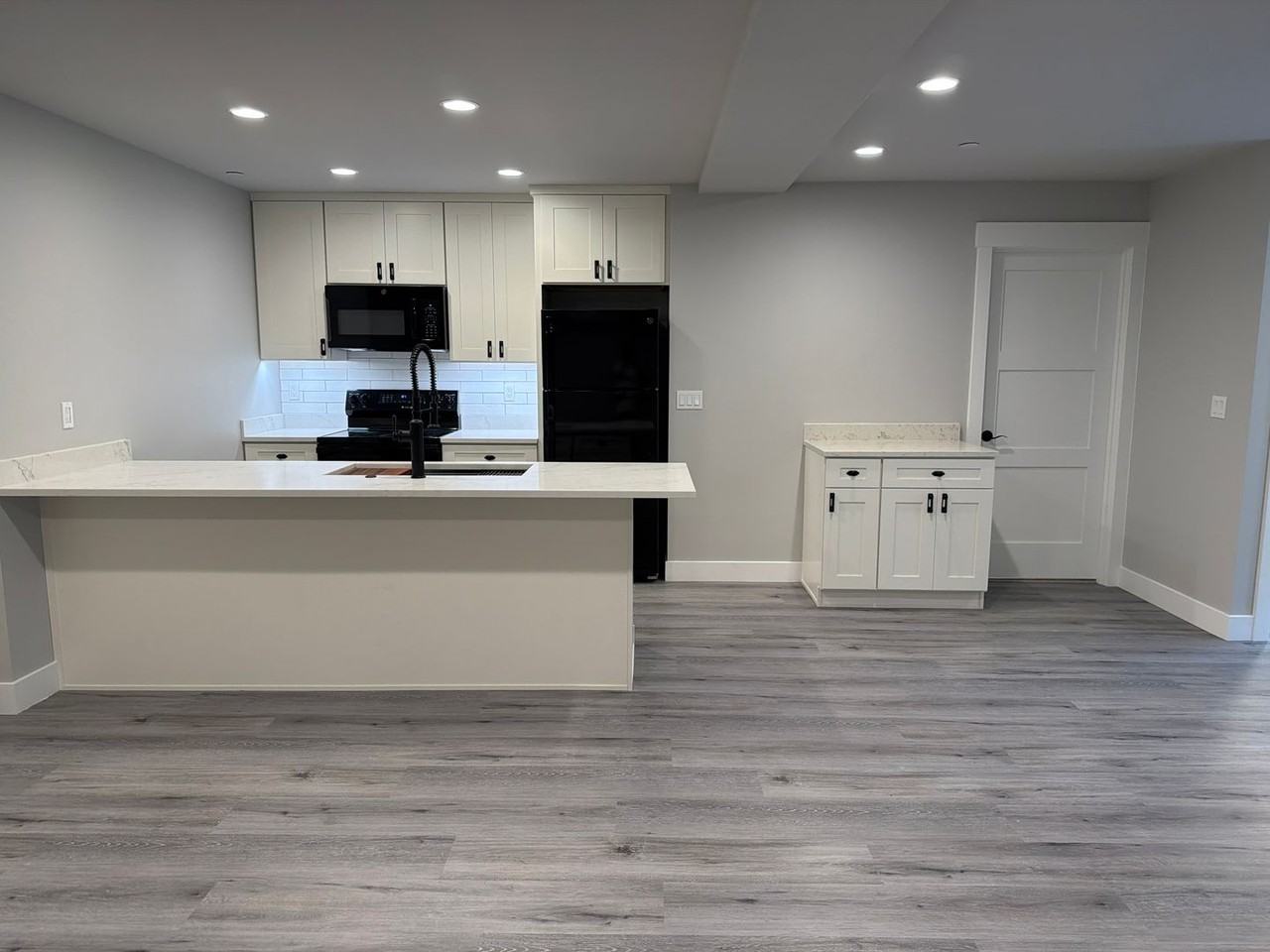 755 Daley St - Photo 5 of 21