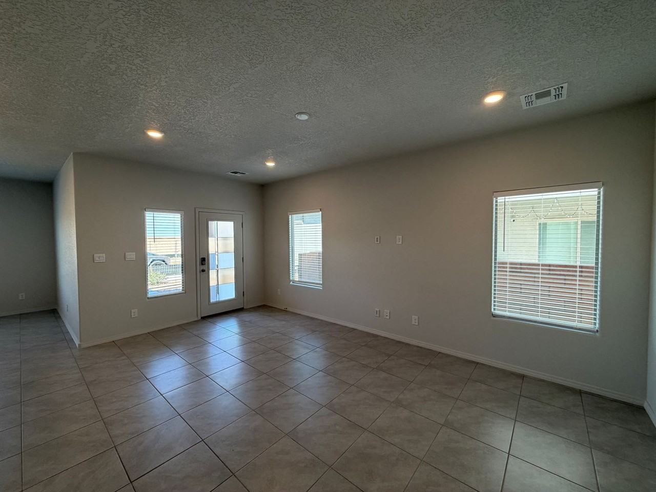 6118 Chicago Dr Se - Photo 4 of 43
