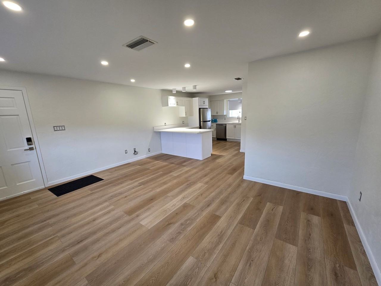 346 Plaza Blvd #2 - Photo 4 of 27