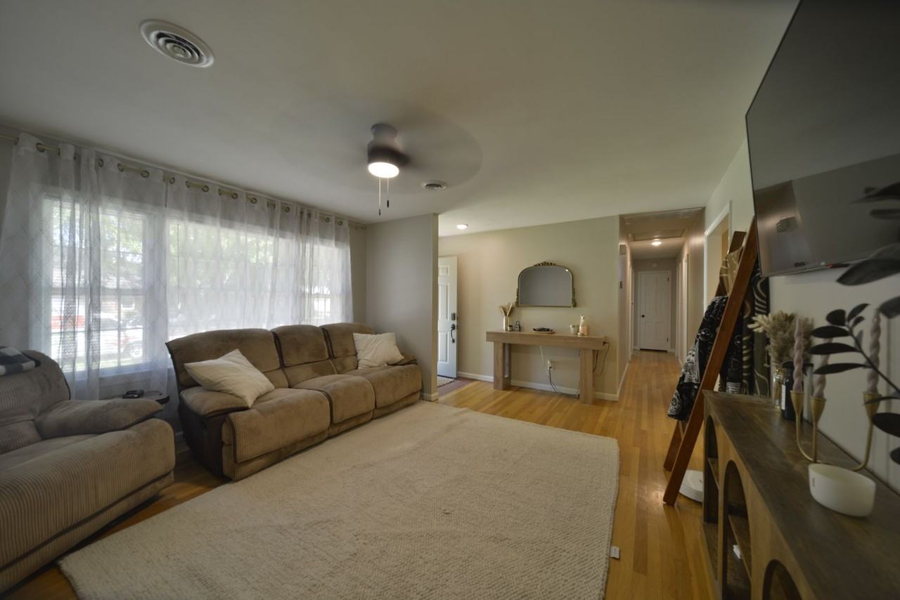 228 228 Shadywood Drive Newport News, VA 23602 - Photo 3 of 20