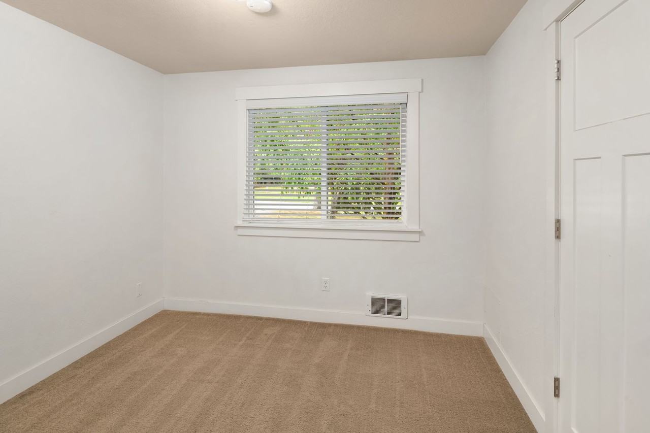 9402 171st Ave Se - Photo 7 of 12