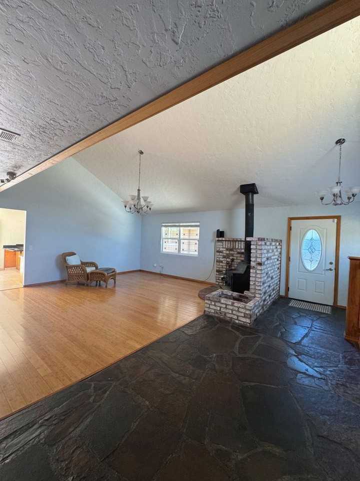 21445 Wilcox Rd - Photo 2 of 24