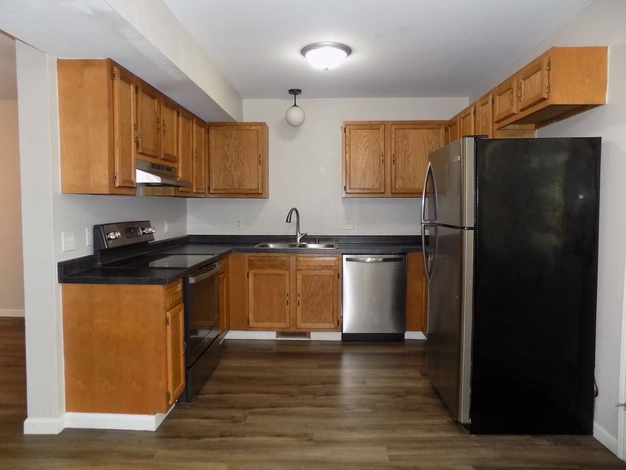 337 Hawthorne St - Photo 4 of 16