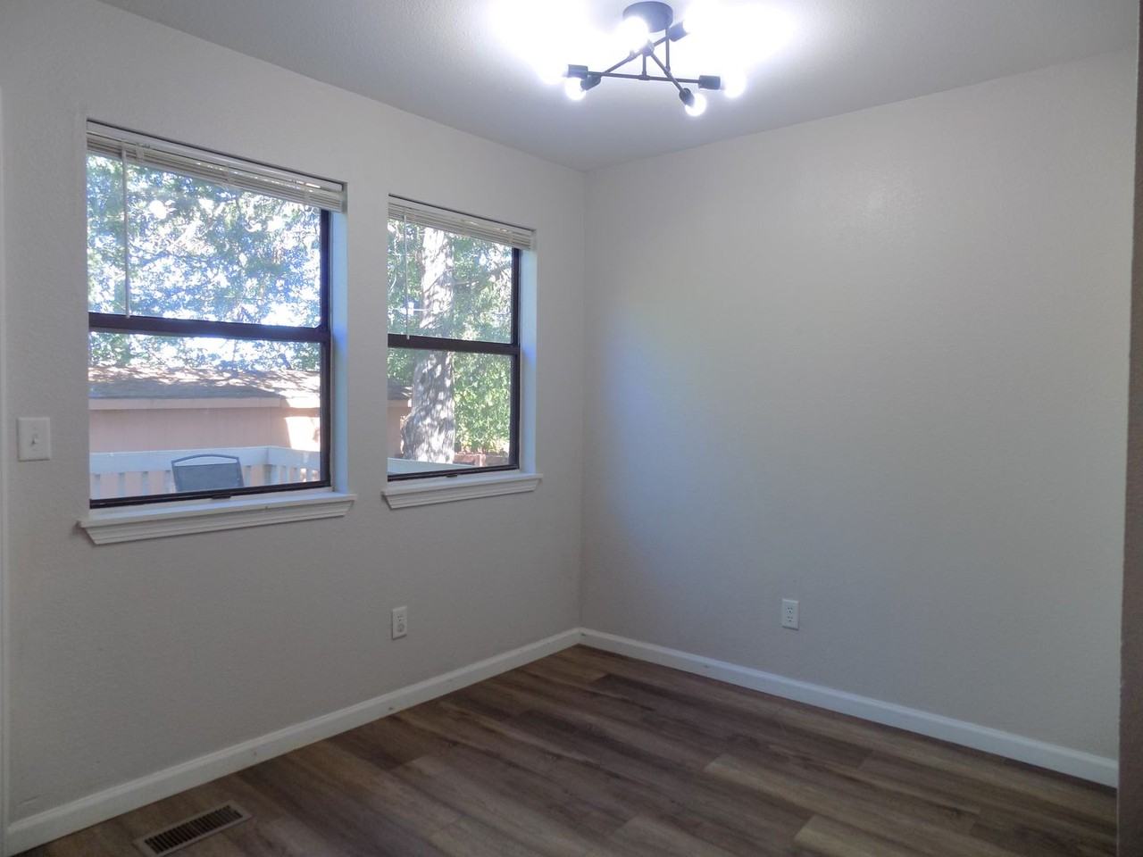 337 Hawthorne St - Photo 5 of 16