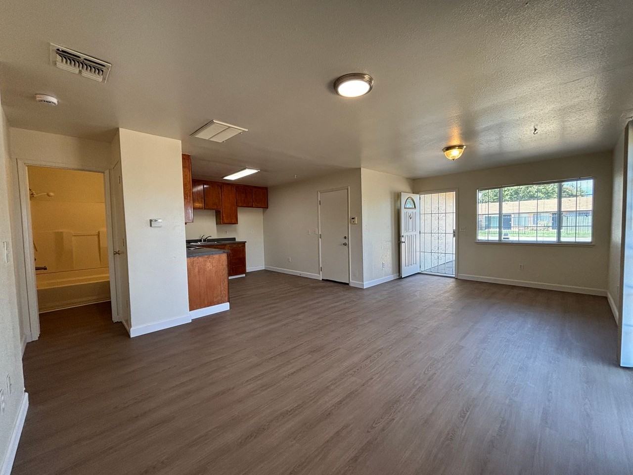 6801 Woodbine Ave - Photo 3 of 16