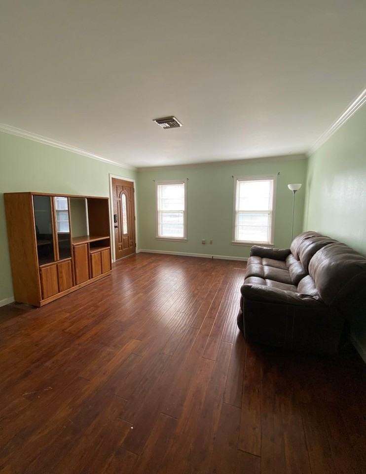 2408 W 11th St - Photo 3 of 17