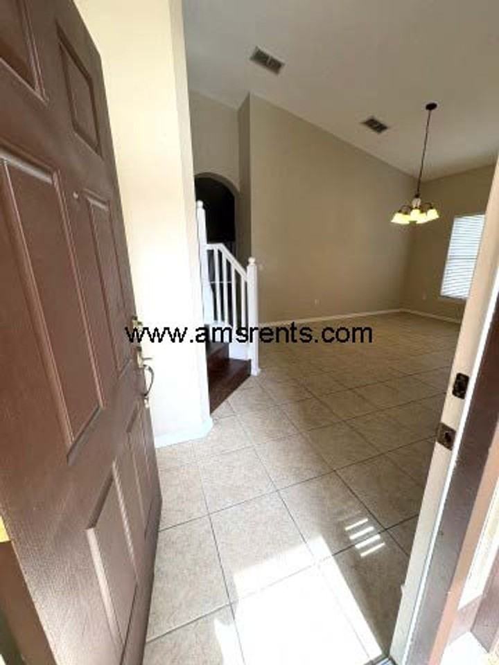 2110 Justice Ln - Photo 3 of 40