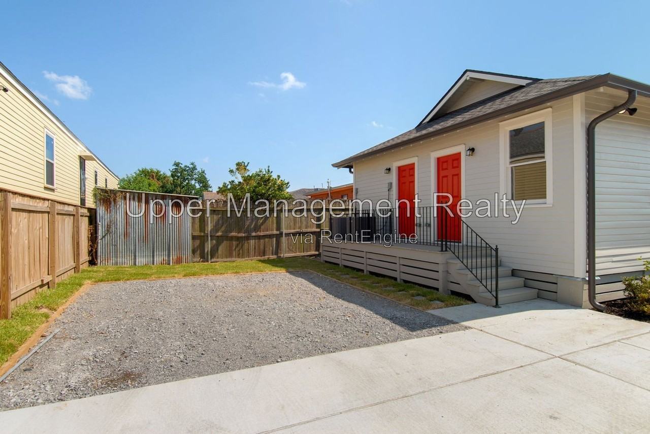 1302 Congress St #1302 - Photo 3 of 11