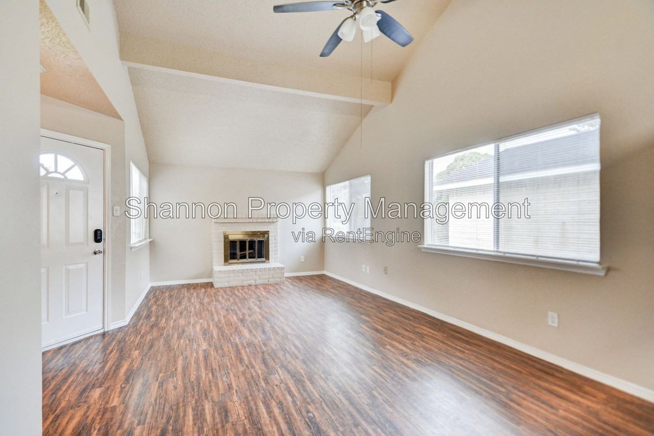 13106 Townwood Dr - Photo 4 of 19