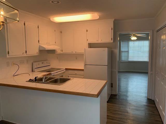 3923 Sterling Pointe Dr - Photo 2 of 14