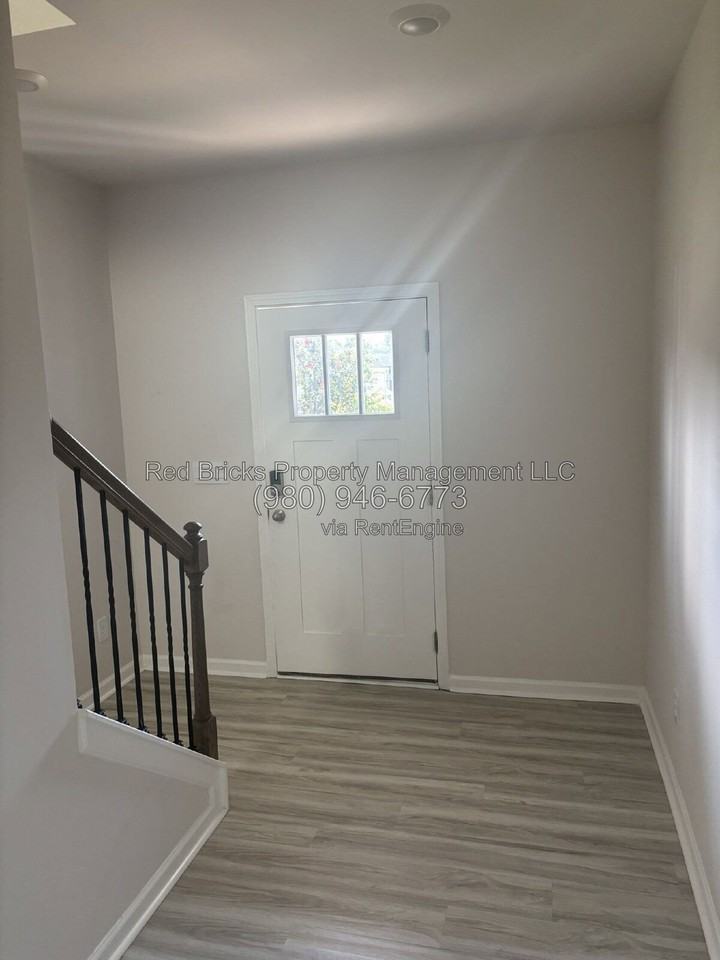 1838 Vanderlyn St - Photo 3 of 42