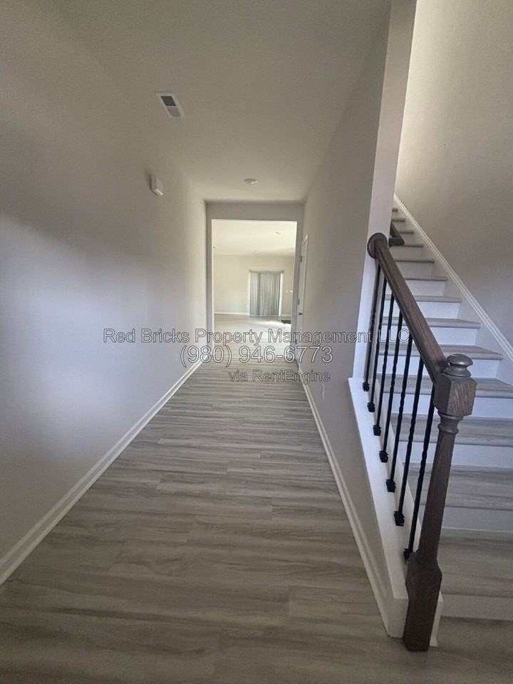 1838 Vanderlyn St - Photo 4 of 42