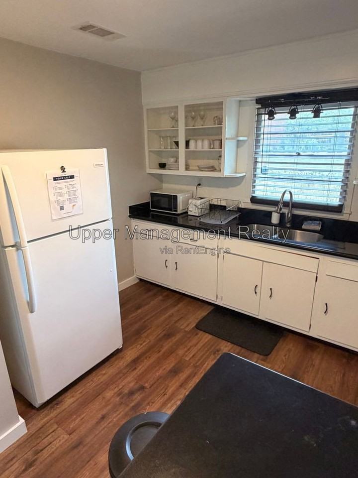 3314 Carondelet St #B - Photo 6 of 17